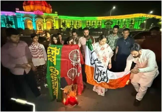 महिला आरक्षण बिल का 131वां संविधान संशोधन असफल, भाजपा का विरोध प्रदर्शन