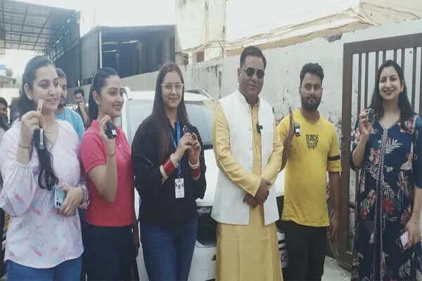 हरियाणा के एम के भाटिया ने कर्मचारियों को दी दिवाली पर नई कारें