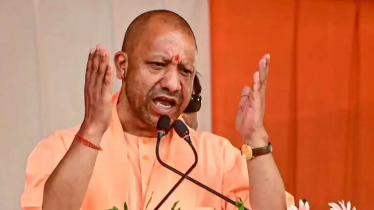 गोरखपुर की छात्रा पंखुरी त्रिपाठी को फीस माफी का आश्वासन, स्कूल ने किया इनकार