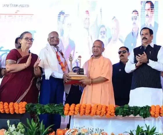 योगी आदित्यनाथ ने कारगिल विजय दिवस पर शहीदों को दी श्रद्धांजलि