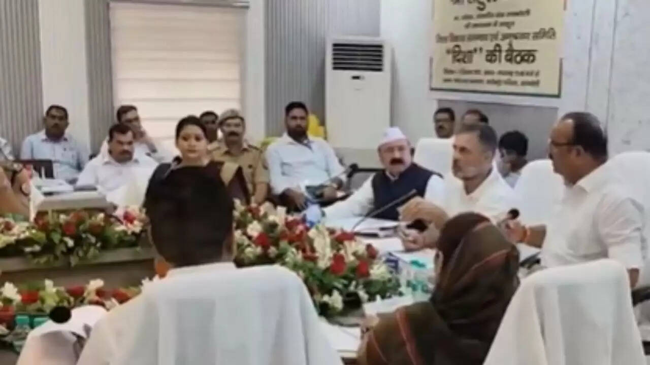 राहुल गांधी और दिनेश प्रताप सिंह के बीच गरमागरम बहस: क्या है मामला?