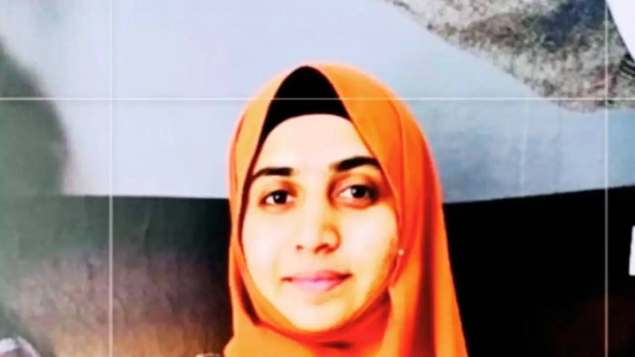 नासिक में टीसीएस कर्मचारी निदा खान का विवाद: धार्मिक परिवर्तन और यौन उत्पीड़न के आरोप