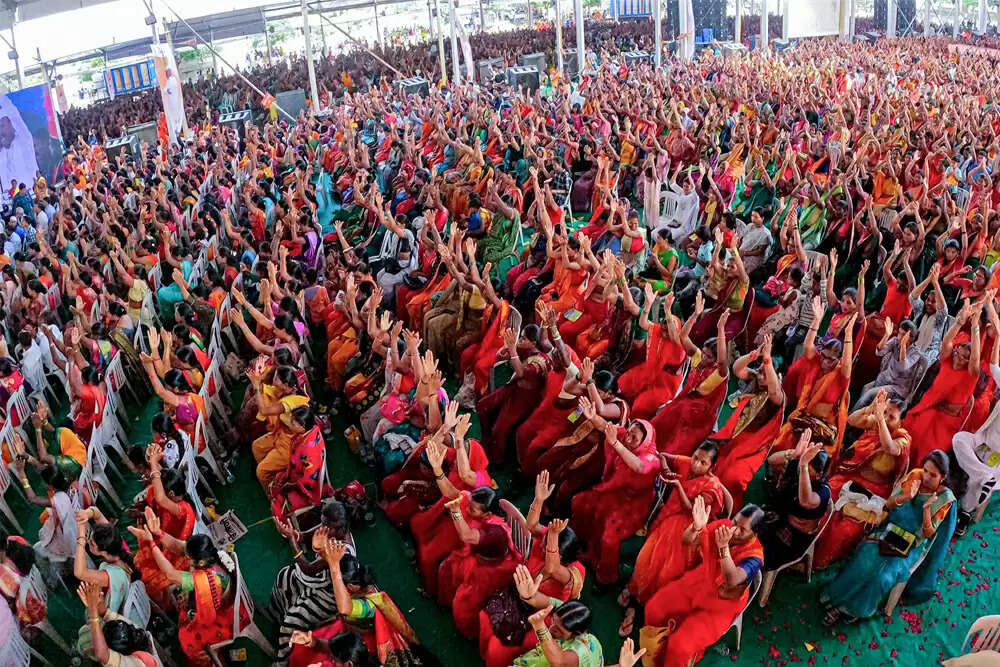 महाराष्ट्र में शहरी निकाय चुनाव: महिलाओं के खातों में पैसे ट्रांसफर का मामला