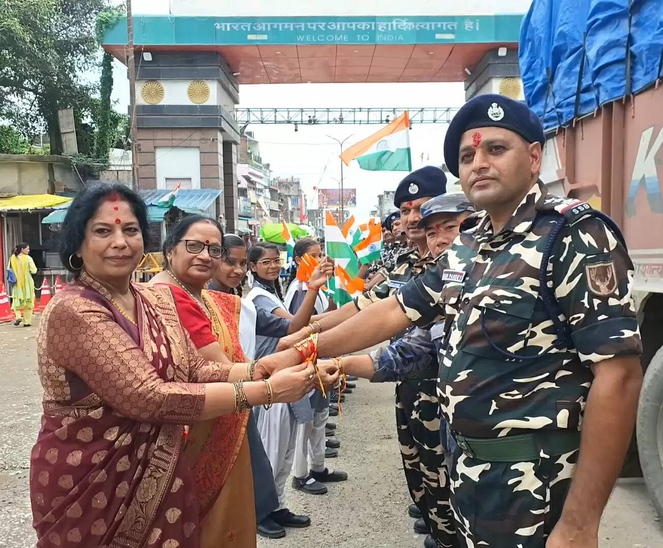 रक्षाबंधन पर सीमा पर जवानों को राखी बांधने पहुंचीं पूर्व मेयर