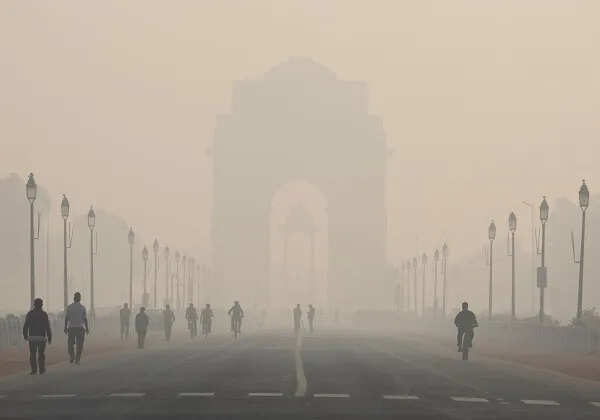 दिल्ली में वायु प्रदूषण का स्तर खतरनाक, AQI 400 के पार