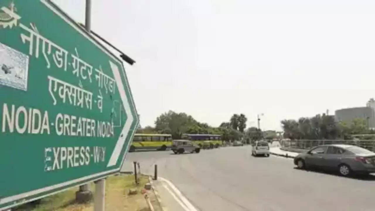 नोएडा-ग्रेटर नोएडा एक्सप्रेसवे पर पाइपलाइन मरम्मत से यातायात प्रभावित