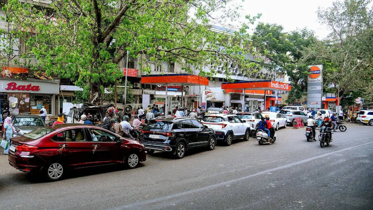 भारत में ईंधन की कमी की अफवाहें: तेल कंपनियों का बयान