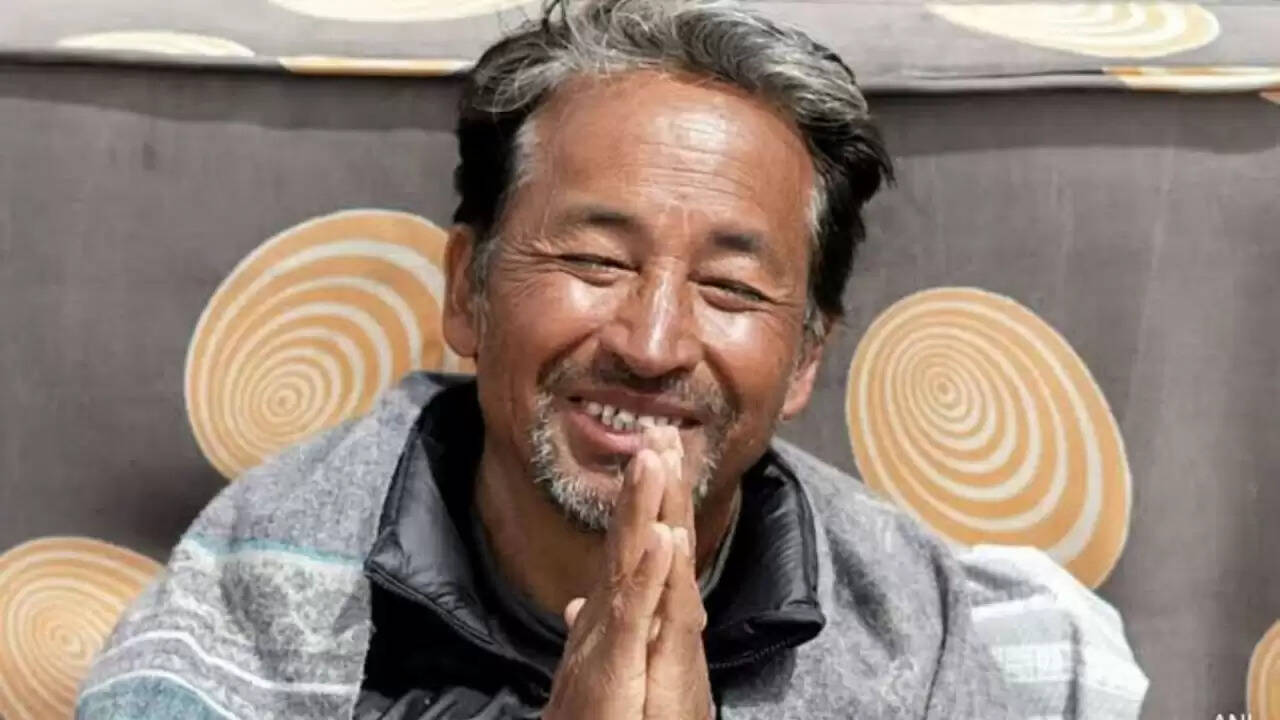 पुणे में सोनम वांगचुक की रिहाई के लिए बड़ा प्रदर्शन: लद्दाख के विकास की मांग