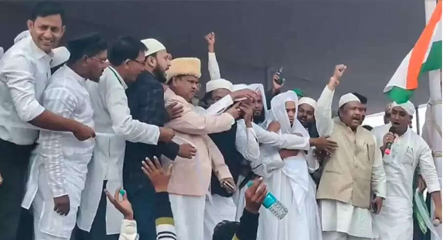 हुमायूं कबीर ने मुर्शिदाबाद में बाबरी मस्जिद की नींव रखी