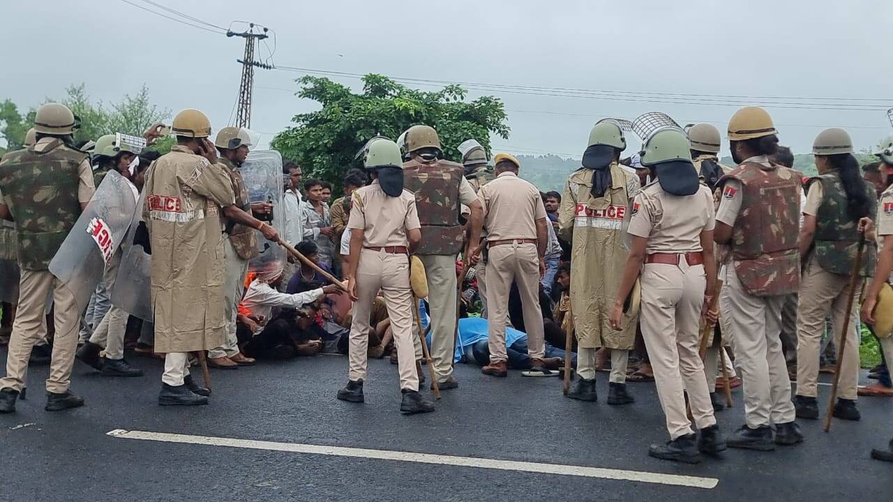परमाणु प्लांट की जमीन पर दीवार बनाने को लेकर विवाद, पुलिस-ग्रामीण आमने सामने