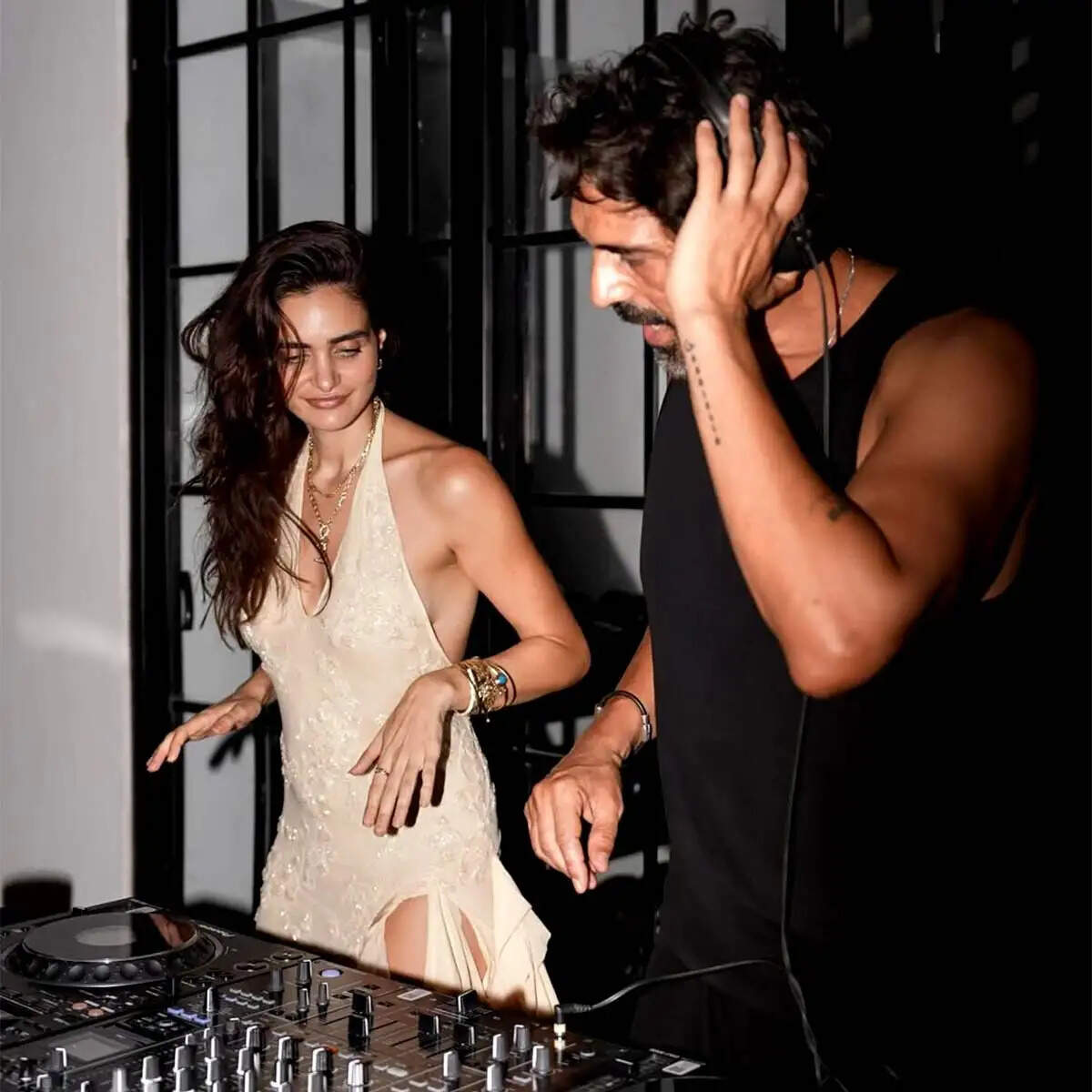 गैब्रिएला डेमेट्रिएड्स का जन्मदिन: अर्जुन रामपाल के साथ रोमांटिक पल