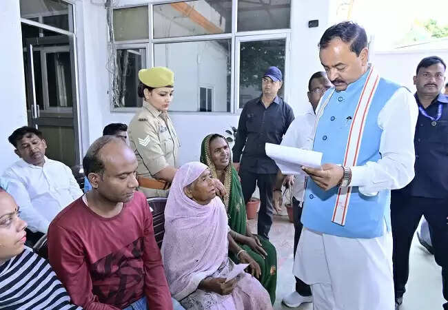 उत्तर प्रदेश के उप मुख्यमंत्री ने जनता दर्शन में समस्याओं का समाधान किया