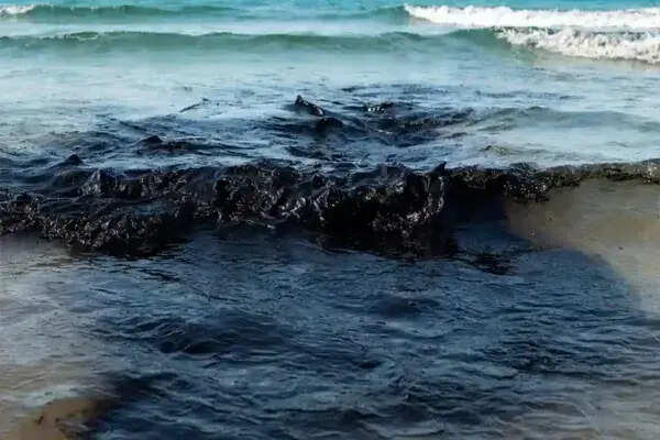 ईरान में तेल संकट: समुद्र में फैला कच्चा तेल और वैश्विक बाजार पर प्रभाव
