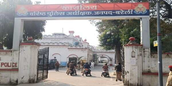बिना हेलमेट पुलिसकर्मी के एसपी ट्रैफिक ने किया चालान