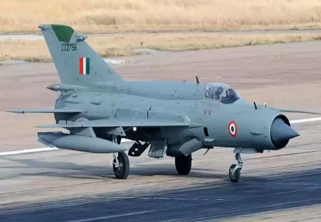मिग-21 लड़ाकू विमान ने छह दशक बाद चंडीगढ़ में भरी अंतिम उड़ान