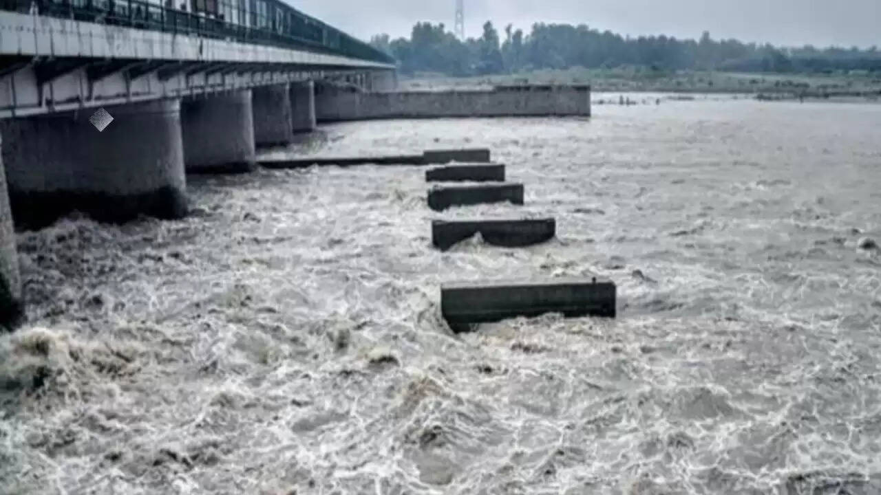 दिल्ली में यमुना नदी का जलस्तर बढ़ा: बाढ़ की चेतावनी जारी
