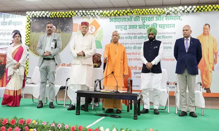 मुख्यमंत्री योगी आदित्यनाथ ने किसानों के लिए सहायता राशि का वितरण किया