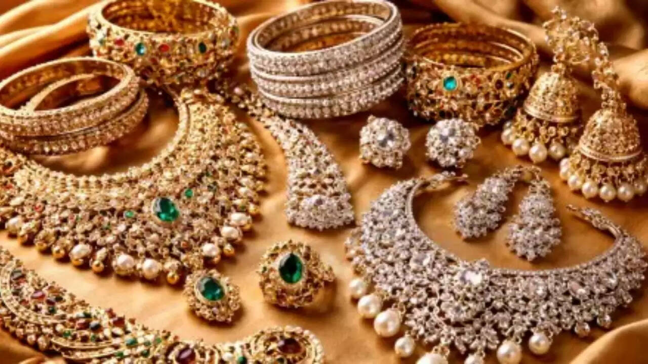 सोने-चांदी की कीमतों में भारी गिरावट: जानें क्या है कारण?