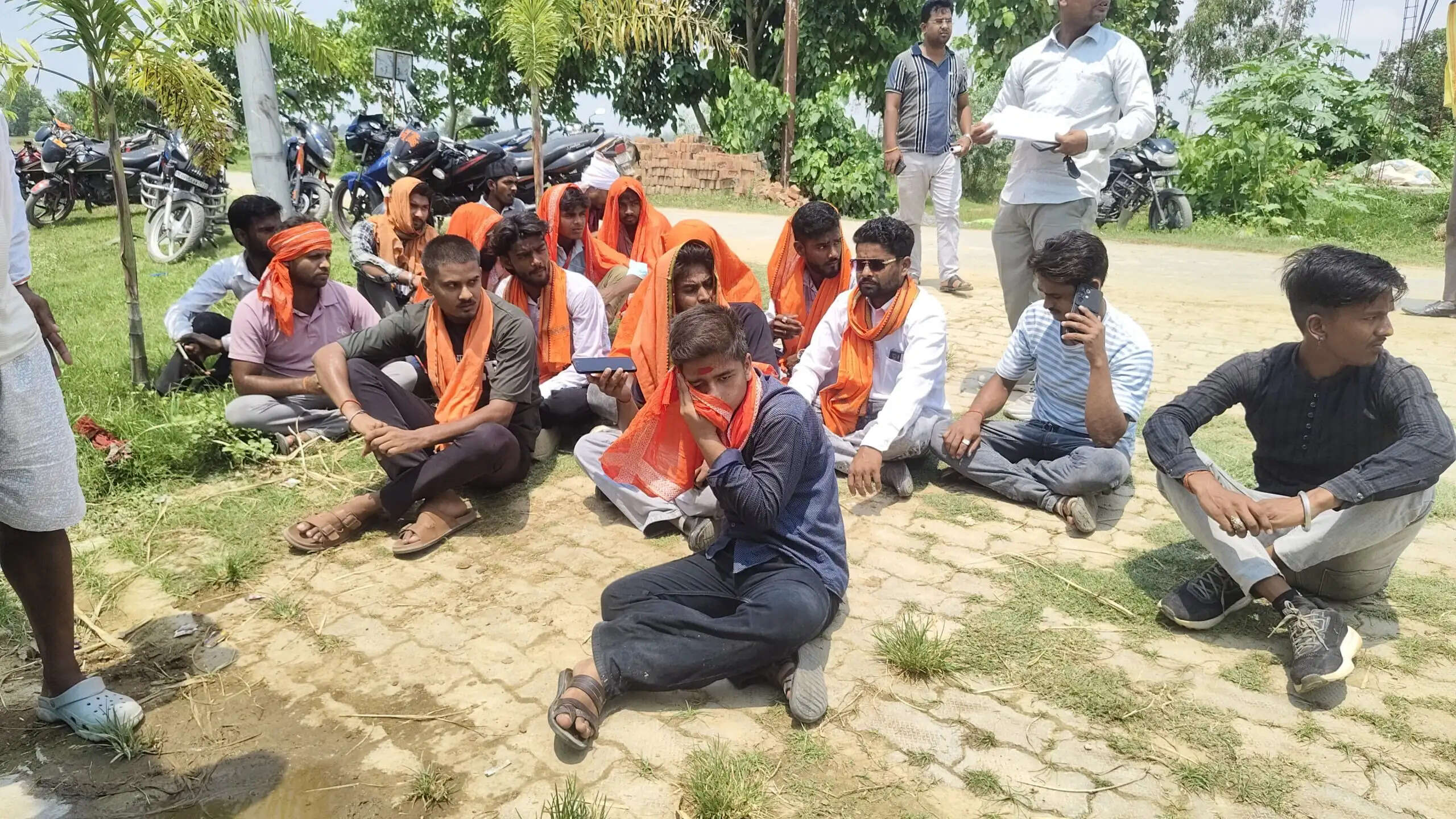 गौशाला में हड्डियों के अवशेष मिलने से मचा हड़कंप, करणी सेना और बजरंग दल का धरना