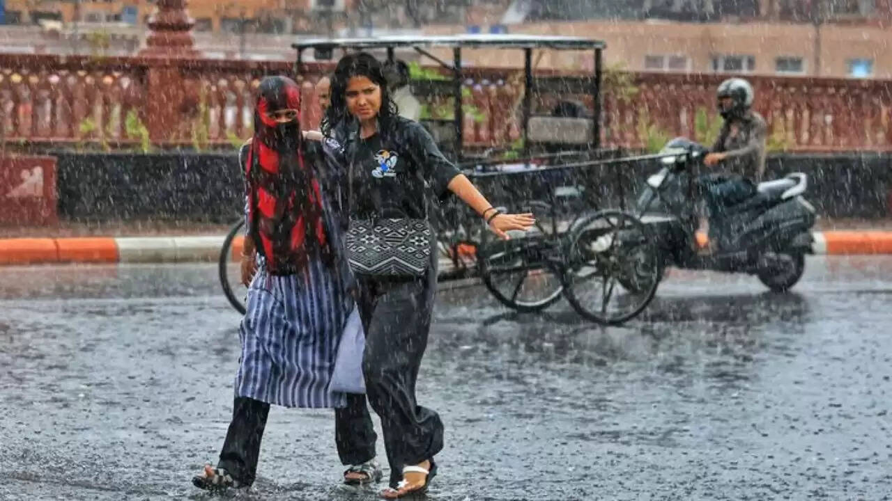 दिल्ली में मानसून की बारिश से बिगड़े हालात, सियासी बयानबाजी तेज
