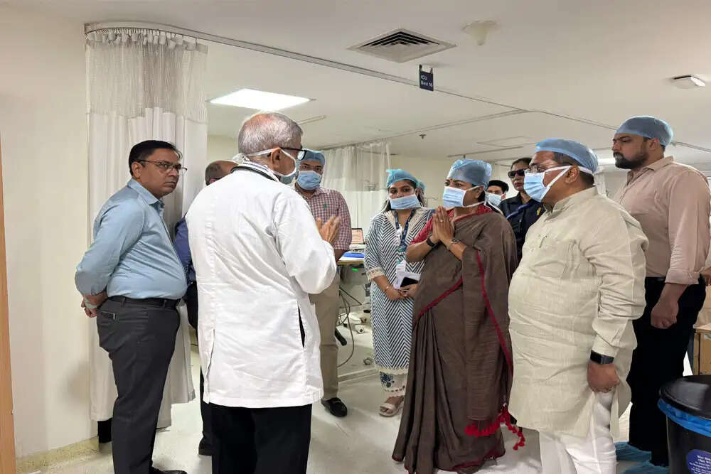 दिल्ली अग्निकांड: मुख्यमंत्री रेखा गुप्ता ने पीड़ितों से की मुलाकात