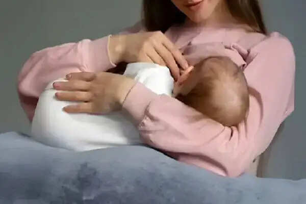 नवजात शिशु के लिए स्तनपान का महत्व: पहले घंटे में क्यों है आवश्यक?