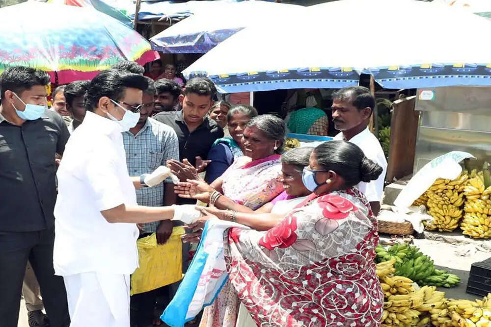 तमिलनाडु में चुनावी रणनीति: महिलाओं को सीधे पैसे बांटने का नया तरीका