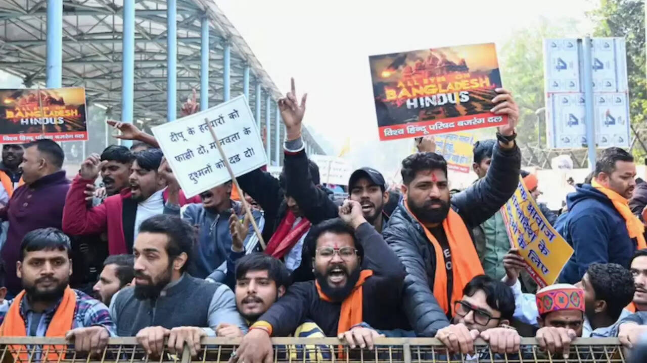 दिल्ली में बांग्लादेश में हिंदू युवक की हत्या के खिलाफ प्रदर्शन: क्या है मामला?