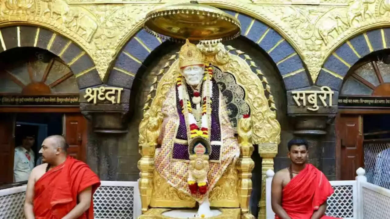 शिरडी साईंबाबा मंदिर में नए साल पर भक्तों ने किया रिकॉर्ड दान
