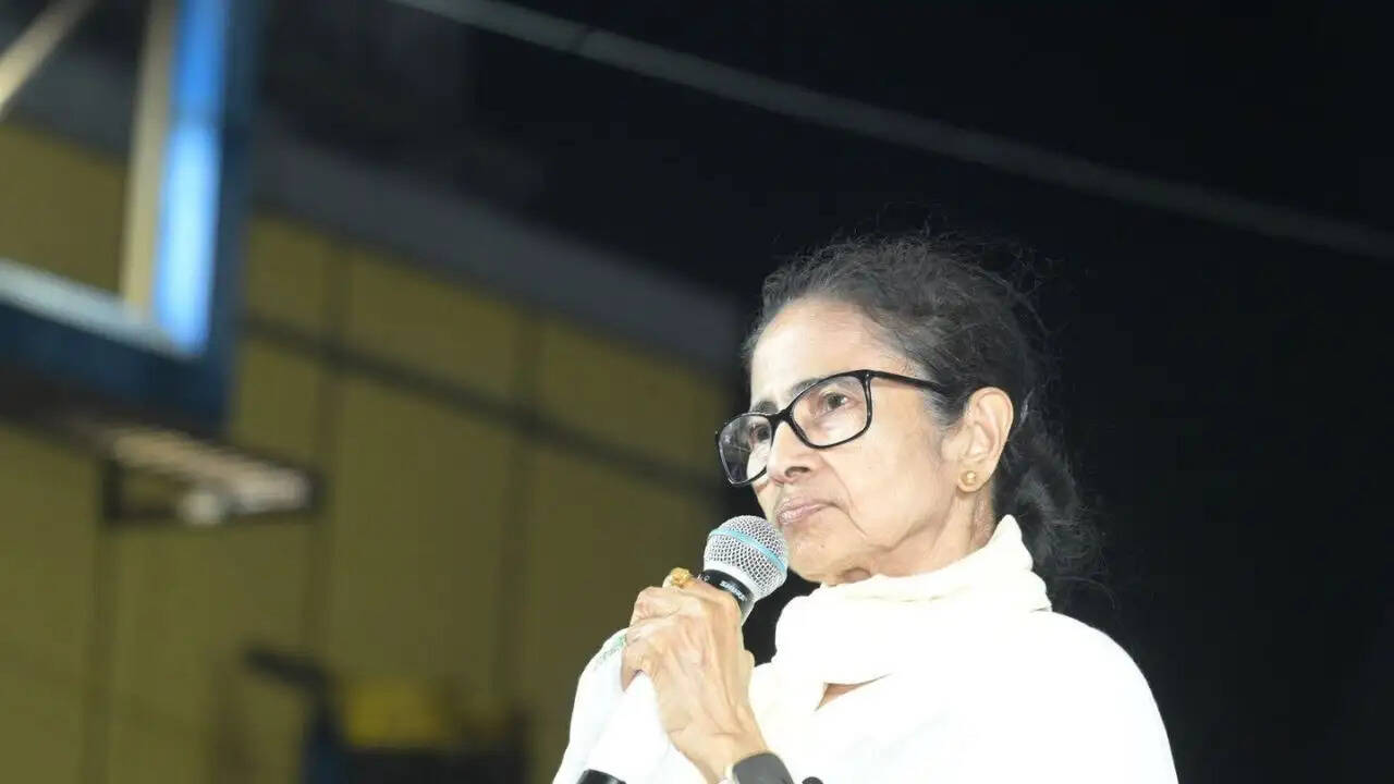 कोलकाता में ममता बनर्जी पर धार्मिक भावनाएं भड़काने का आरोप