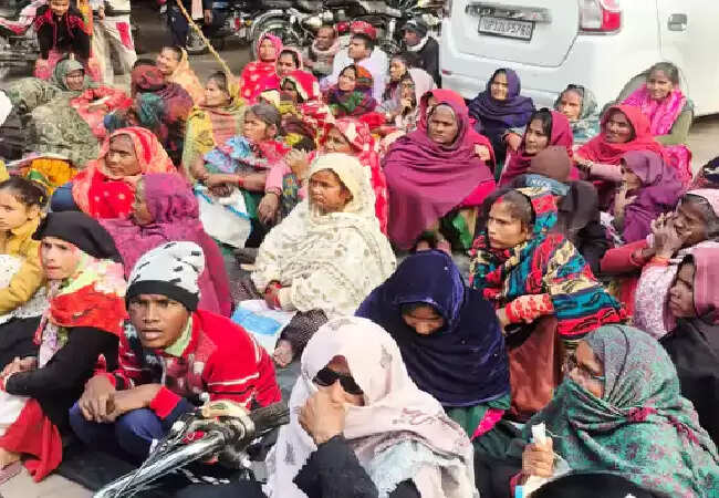 मलिहाबाद में दिव्यांगों का कंबल वितरण की मांग को लेकर प्रदर्शन