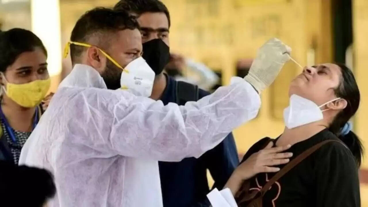 भारत में कोरोना मामलों में वृद्धि: क्या हैं हालात हरियाणा, गुजरात और अन्य राज्यों में?