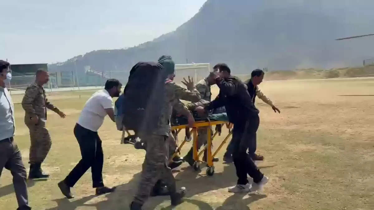 उत्तराखंड में सेना का वाहन खाई में गिरा, दो जवान घायल