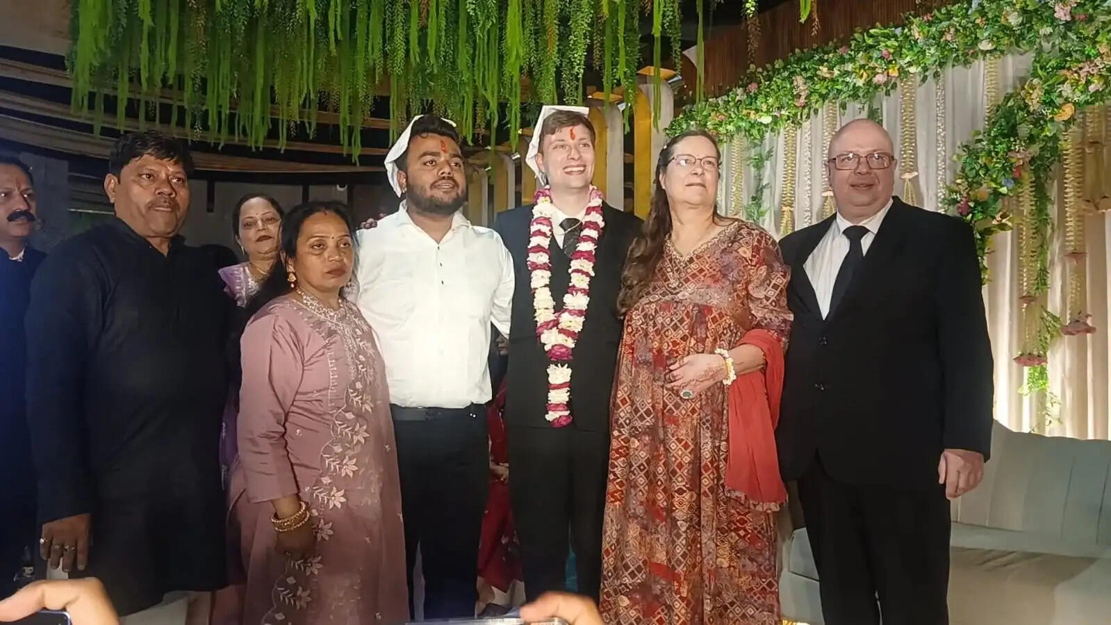 सात समंदर पार जर्मनी से आए दूल्हे ने लिए फिरोजाबाद की दुल्हन संग सात फेरे