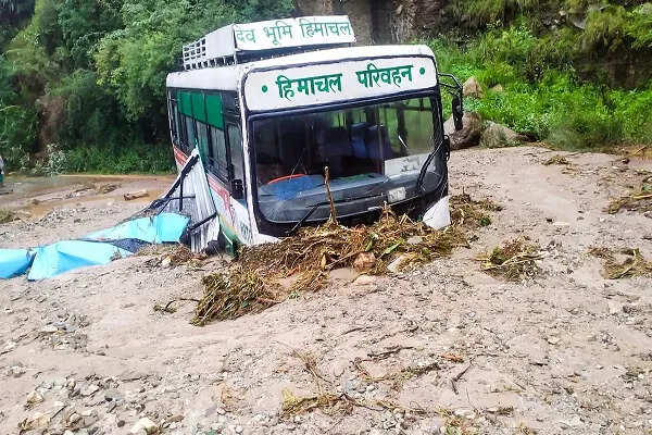 हिमाचल प्रदेश में बादल फटने से बाढ़ और लैंडस्लाइड, कई घर क्षतिग्रस्त
