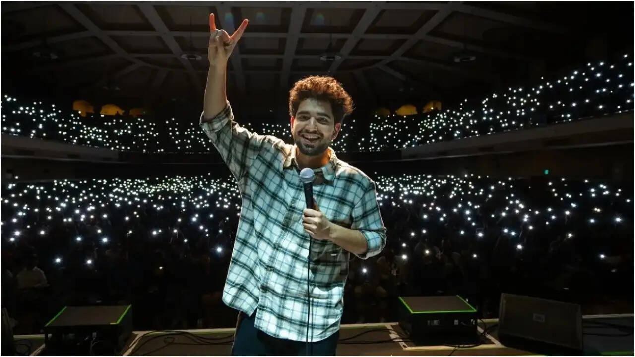 समय रैना की वापसी: नया कॉमेडी स्पेशल 'स्टिल अलाइव' लॉन्च