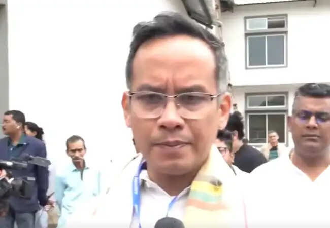 असम विधानसभा चुनाव 2026: मतदान प्रक्रिया में भाग लेते कांग्रेस नेता गौरव गोगोई