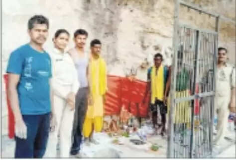 सूरजपुर : एक हजार फीट की कठिन चढ़ाई कर श्रद्धालु दर्शन करने पहुंचते हैं कठौता धाम