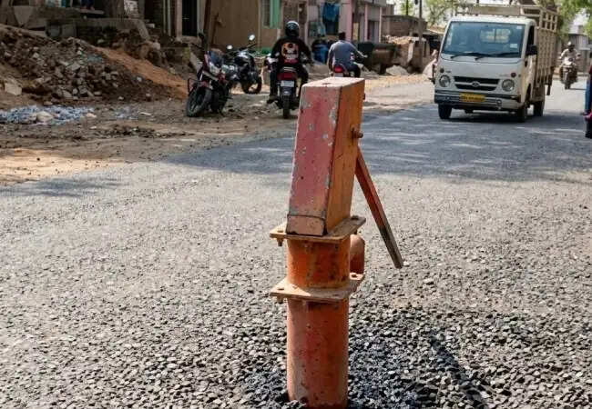 मिर्जापुर में सड़क निर्माण में लापरवाही: हैंडपंप सड़क के बीच में