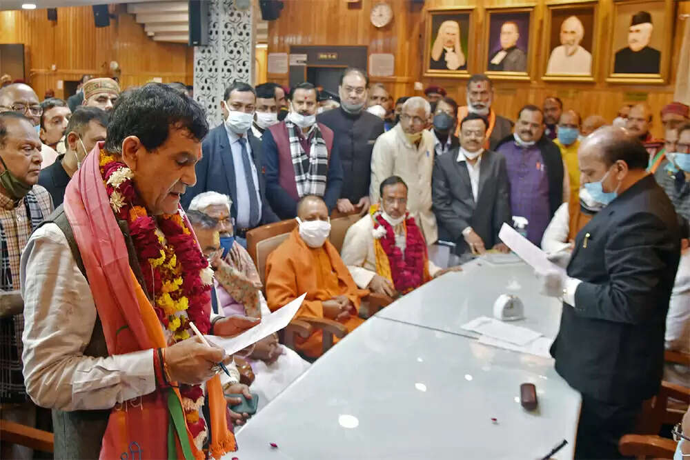 उत्तर प्रदेश के बिजली मंत्री एके शर्मा ने उठाया निजीकरण के खिलाफ मोर्चा