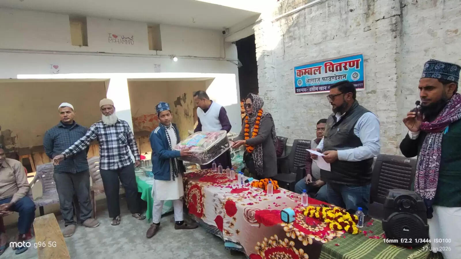 आग़ाज़ फाउंडेशन ने मदरसे के बच्चों को वितरित किए गर्म कंबल