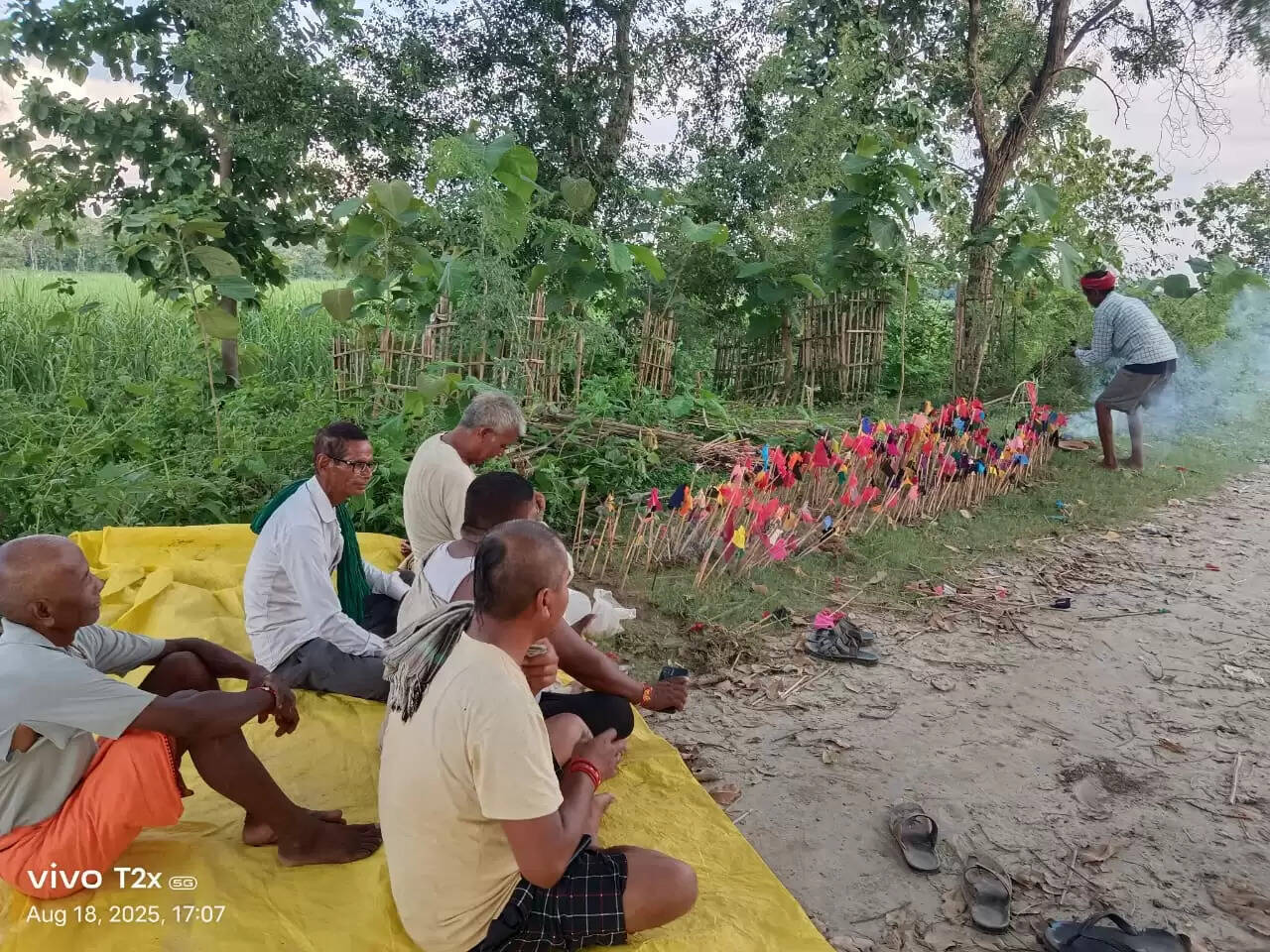 बिहार के बगहा-वाल्मीकिनगर में बरना पर्व पर थारू समुदाय ने लिया हरियाली बचाने का संकल्प