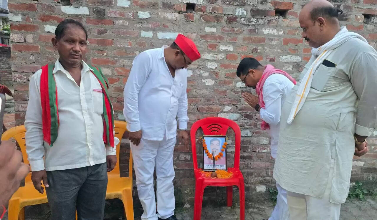 समाजवादी पार्टी ने दिवंगत नेता के परिवार को दी आर्थिक सहायता