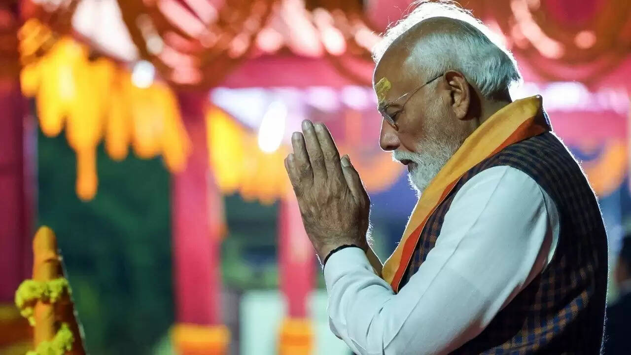 प्रधानमंत्री मोदी का गुजरात दौरा: विकास और सांस्कृतिक कार्यक्रमों का संगम