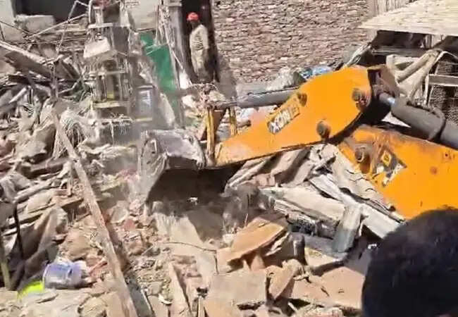 दिल्ली में एलपीजी सिलेंडर विस्फोट से मकान ढहा, राहत कार्य जारी