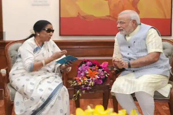 आशा भोसले और पीएम मोदी की पहली मुलाकात की अनकही कहानी