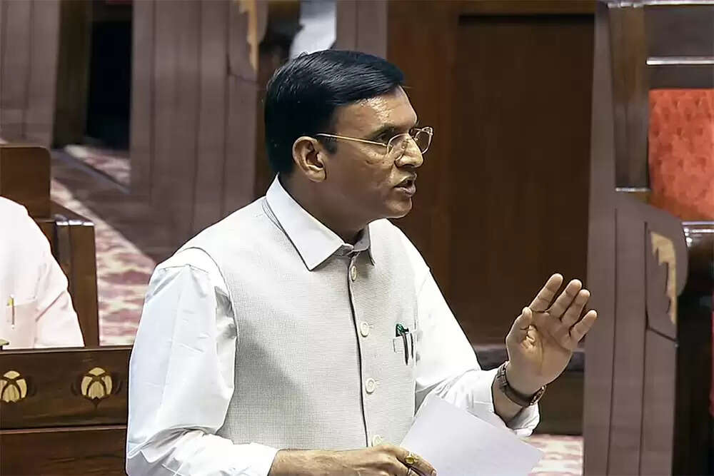 भारत में श्रम कानूनों में ऐतिहासिक सुधार: चार नई संहिताएं अधिसूचित