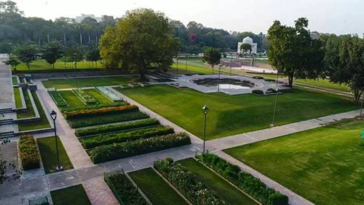 दिल्ली में नए साल का जश्न मनाने के लिए बेहतरीन और किफायती स्थान