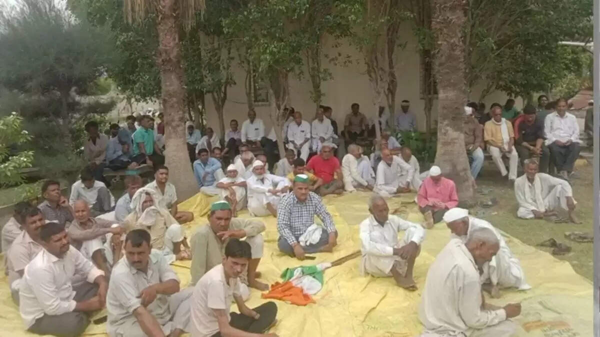 गाजियाबाद में मंडोला योजना से प्रभावित किसानों का आंदोलन जारी