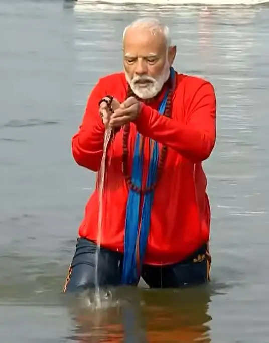 (अपडेट) प्रधानमंत्री नरेन्द्र मोदी ने संगम में डुबकी लगाकर दिया वसुधैव कुटुम्बकम का  संदेश